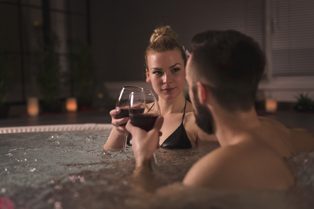 Junges Paar Macht Liebe Im Whirlpool Junges Paar Macht Liebe Im Whirlpool